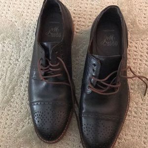 Men’s leather dress shoes